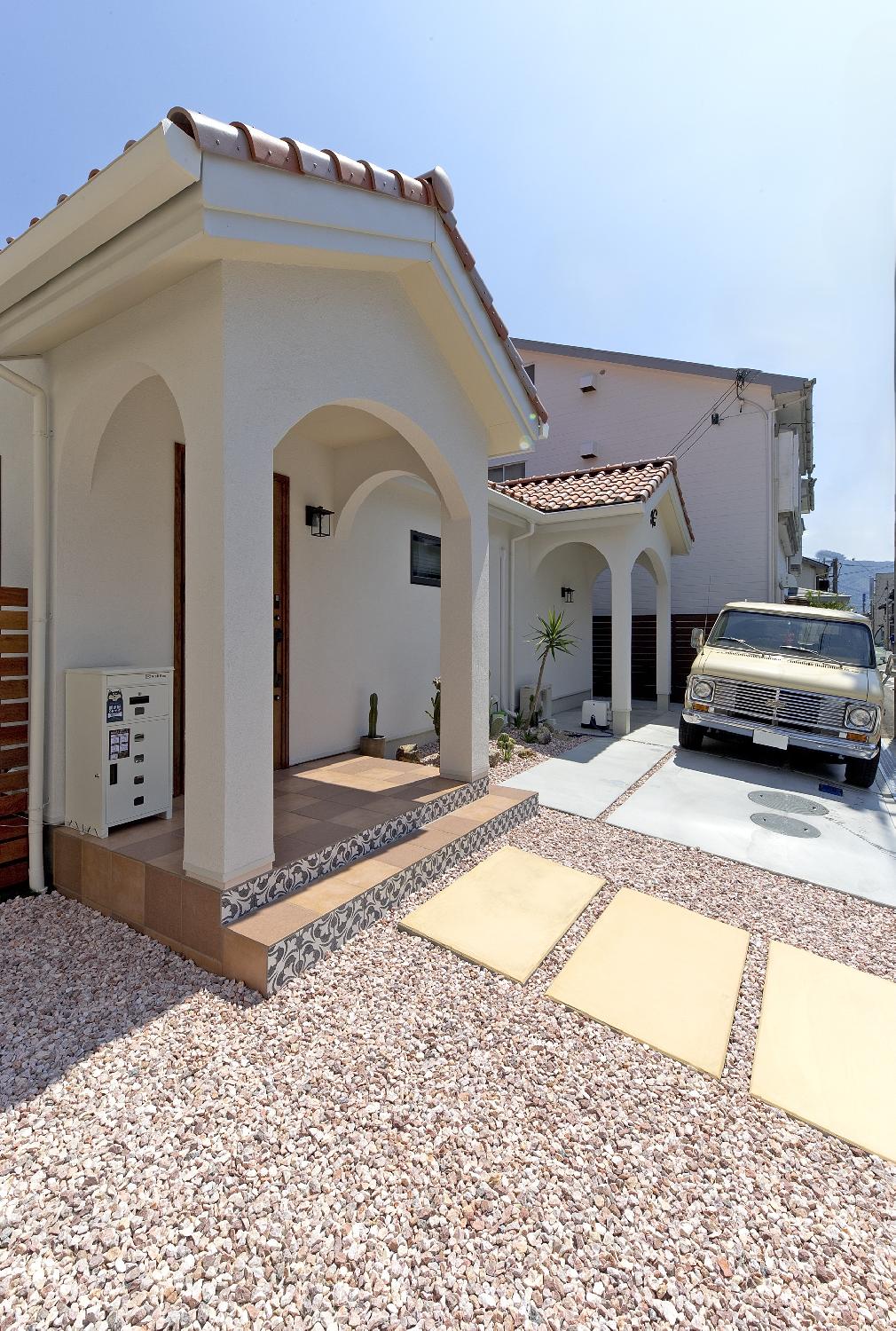 アプローチはピンクの化粧砂利とカラークリートでカラフルに