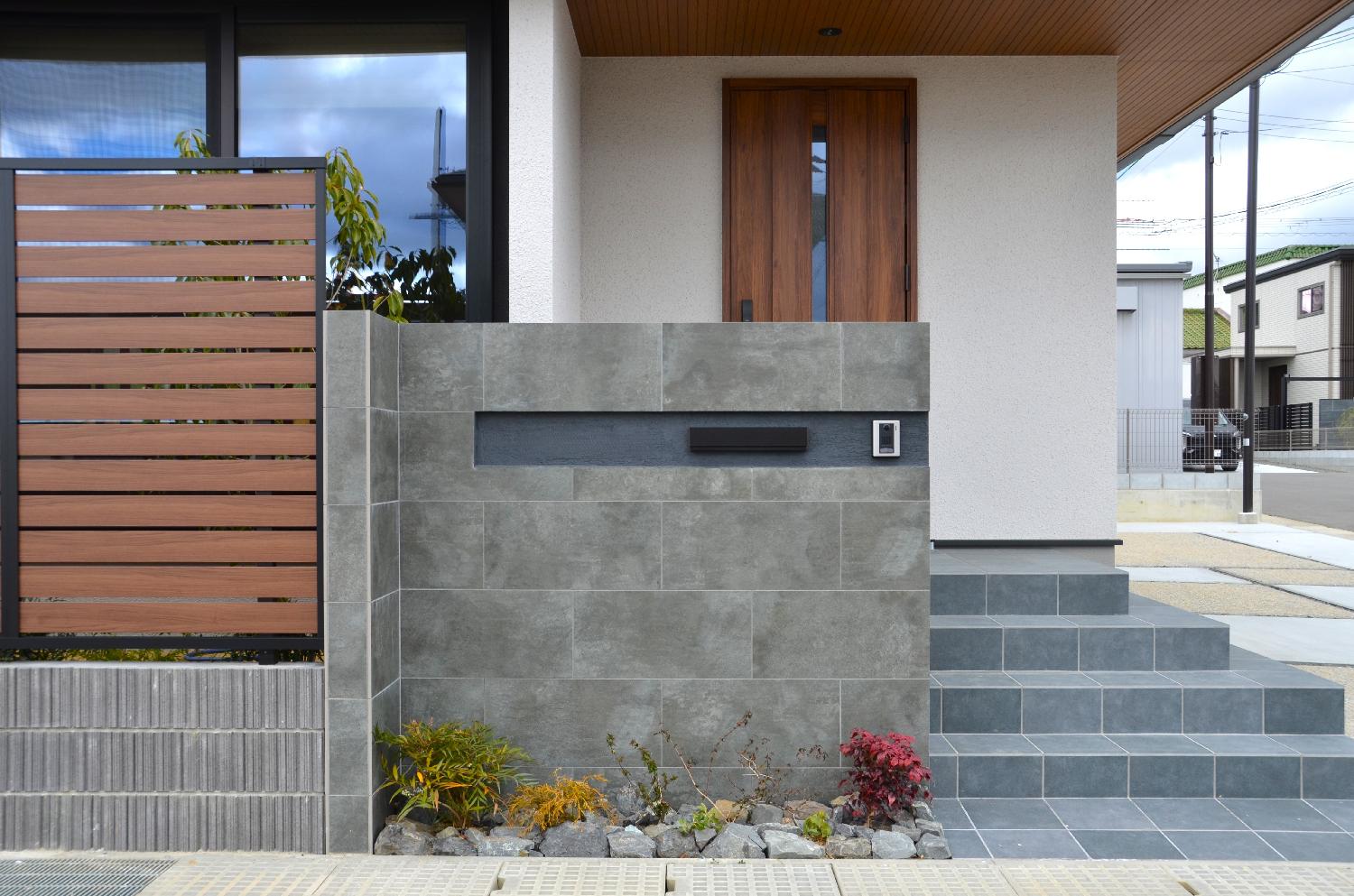 門柱のタイルはタカショーのセラレバンテを使用