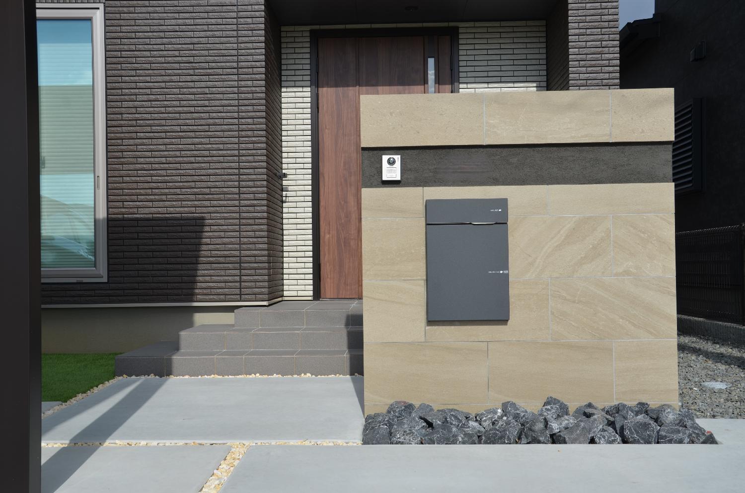 門柱のタイルはタカショーのモーディカを使用。