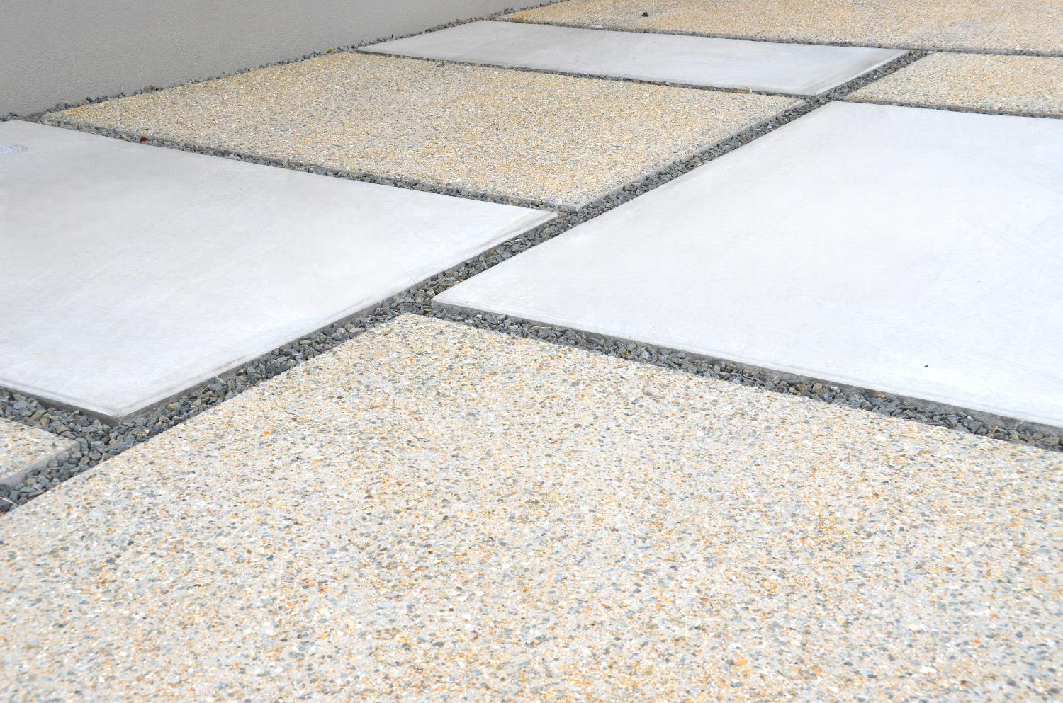 土間部分は洗い出しと金鏝仕上げをミックスし、砂利目地でアクセントをつけました